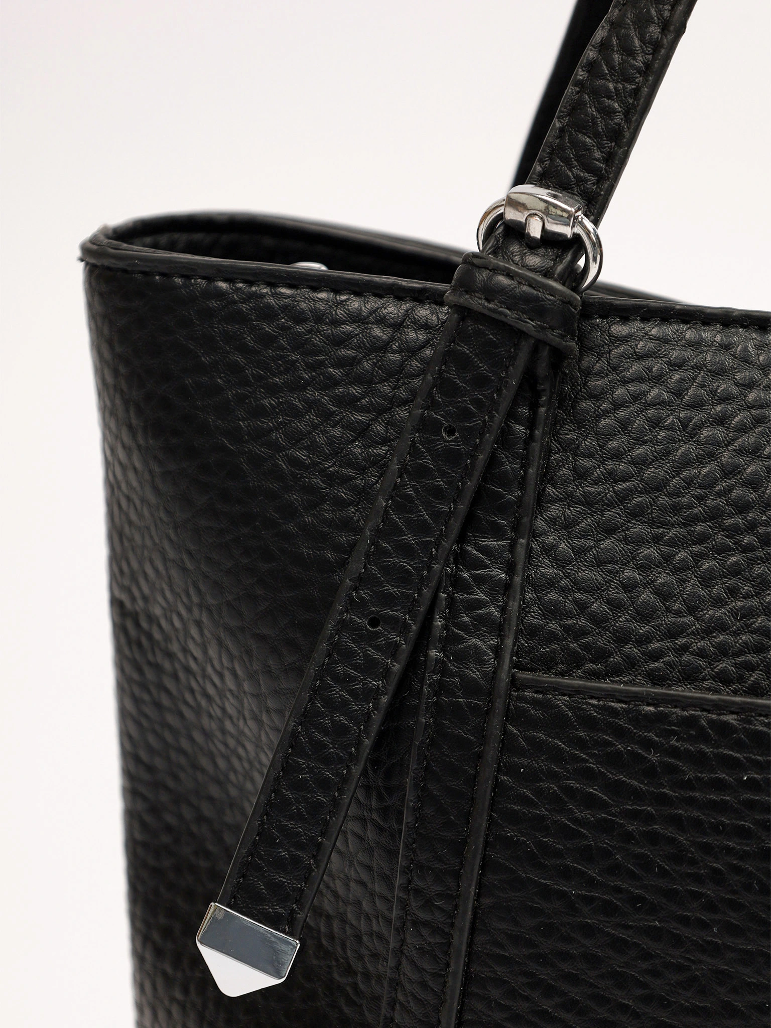 Сумка-тоут с карманом на кнопке и декоративным платком в ассортименте